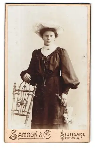 Fotografie Samson & Co., Stuttgart, Poststrasse 5, Portrait schöne Frau mit Hut und Blumen in der Hand