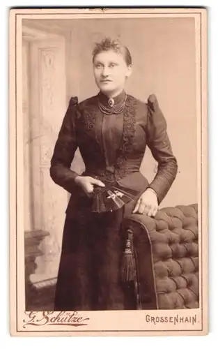 Fotografie G. Schütze, Grossenhain, Johannes-Allee 64b, Portrait hübsche Dame mit Fächer in der Hand