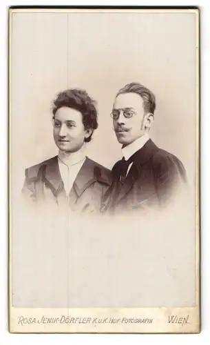 Fotografie Rosa Jenik-Dörfler, Wien, Mariatreugasse 6, Portrait eines elegant gekleideten junge Paares