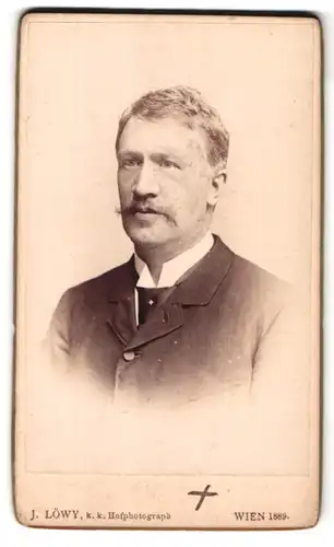 Fotografie J. Löwy, Wien, Weihburggasse 31, Portrait blonder charmanter Mann im eleganten Jackett