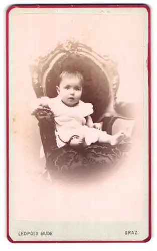 Fotografie Leopold Bude, Graz, Alleegasse 6, Portrait süsses kleines Mädchen mit Perlenhalskette in der Hand