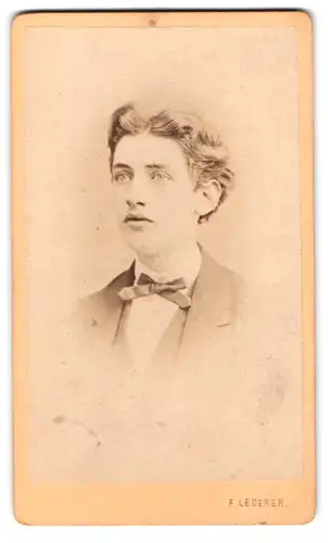 Fotografie F. Lederer, Wien, Hundsturmerstr. 22, Portrait charmanter junger Mann in Fliege und Jackett