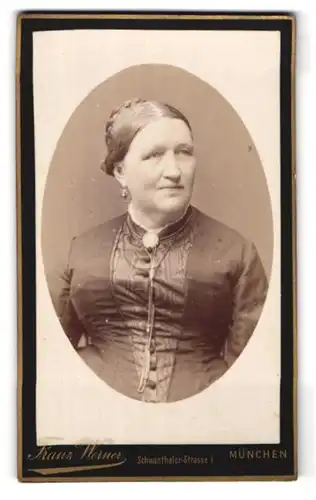 Fotografie Franz Werner, München, Schwanthaler-Str. 1, Portrait hübsche Dame mit Flechtdutt und Brosche am Kragen