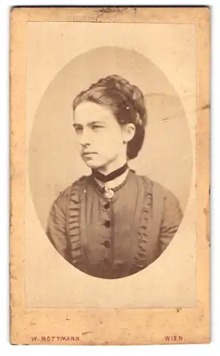 Fotografie W. Rottmann, Wien, Mariahilferstr. 97, Portrait bezaubernde junge Frau mit Flechtdutt