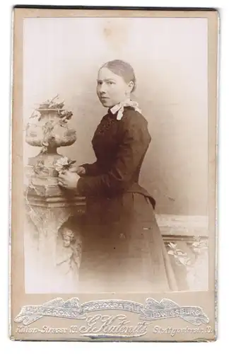 Fotografie G. Kutenits, Heilbronn, Kilianstr. 19, Portrait bildschönes Fräulein mit Schleife am Kleiderkragen