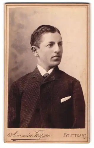 Fotografie A. von der Trappen, Stuttgart, Königstr. 27, Portrait dunkelhaariger junger Mann im karierten Jackett