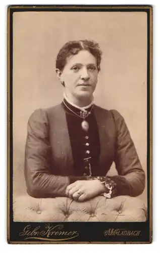 Fotografie Gebr. Kremer, M. Gladbach, Gartenstr. 9, Portrait bildschöne junge Frau mit Brosche und Amulettkette