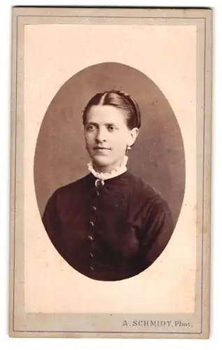 Fotografie A. Schmidt, Pforzheim, Enzstrasse 7 1 /2, Portrait charmant lächelndes Fräulein mit Haarband