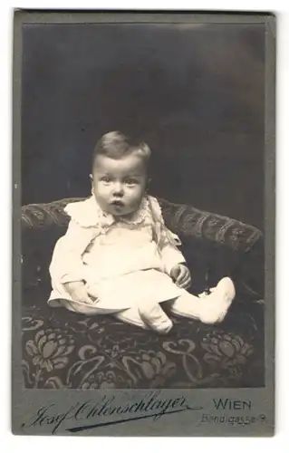 Fotografie Josef Ohlenschlager, Wien, Bendlgasse 9, Portrait niedliches kleines Mädchen im weissen gerüschten Kleidchen