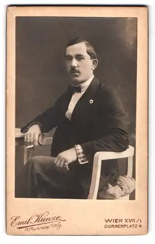 Fotografie Emil Kunze, Wien, Dornerplatz 4, Portrait stattlicher Herr mit Schnäuzer im Anzug