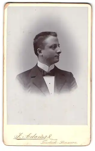 Fotografie J. Adams, Trarbach, Portrait charmanter junger Mann in Fliege und Jackett