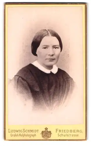 Fotografie Ludwig Schmidt, Friedberg, Schulstr., Portrait dunkelhaarige Dame in gerüschter Bluse