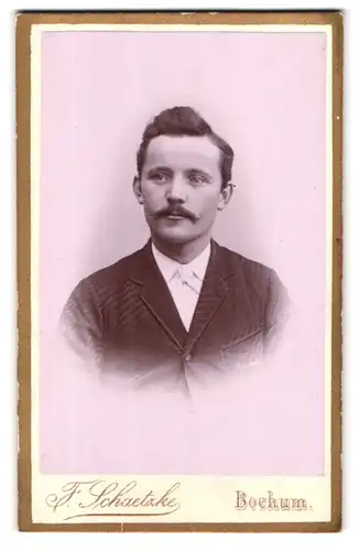 Fotografie F. Schaetzke, Bochum, Friedrich-Strasse 13, Portrait dunkelhaariger charmanter Mann mit Schnurrbart