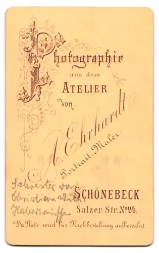 Fotografie A. Ehrhardt, Schönebeck, Salzerstr. 24, Portrait hübsche Dame mit Brosche am Rüschenkragen