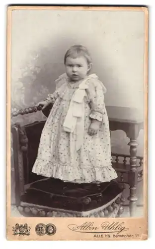 Fotografie Albin Uhlig, Aue i. S., Bahnhofstr. 11, Portrait blondes Mädchen im niedlichen Kleidchen