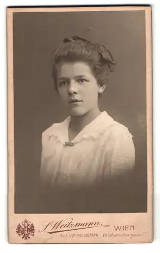 Fotografie S. Weitzmann, Wien, Calvarienberggasse 37, Portrait bildschönes Fräulein mit Haarschleife