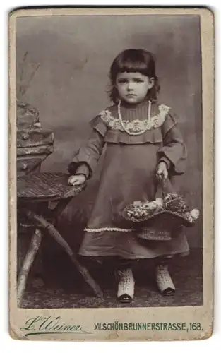 Fotografie L. Weiner, Wien, Schönbrunnerstr. 168, Portrait süsses kleines Mädchen mit Blumenkörbchen