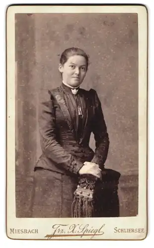 Fotografie Frz. X. Spiegl, Miesbach, Portrait charmantes Fräulein im prachtvollen Kleid