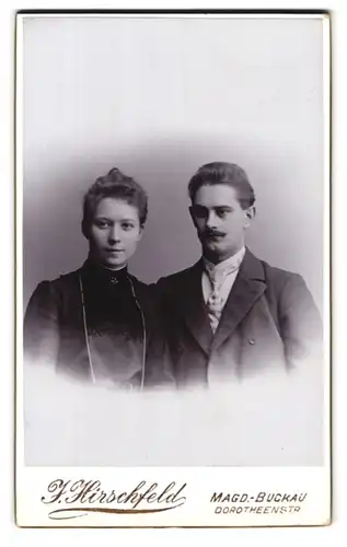 Fotografie J. Hirschfeld, Magdeburg, Dorotheenstr., Portrait elegant gekleidetes Paar