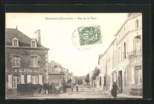 AK Montsurs, Rue de la Gare et Hotel