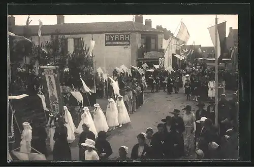 AK Doue la Fontaine, Vue dans une Rue avec Procession