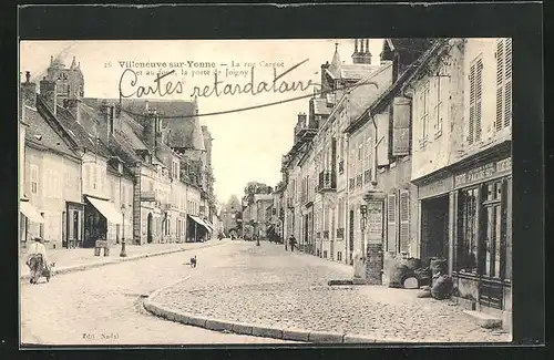 AK Villeneuve-sur-Yonne, la rue Carnot et au fond, la porte de Joigny