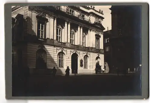 Fotografie unbekannter Fotograf, Ansicht Wien, Partie an einem Gebäude am Schloss