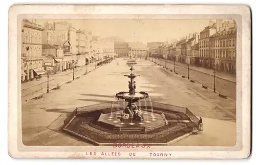 Fotografie B. Marchais, Bordeaux, rue St.-Catherine 3, Ansicht Bordeaux, Les Allees de Tourny mit Brunnen