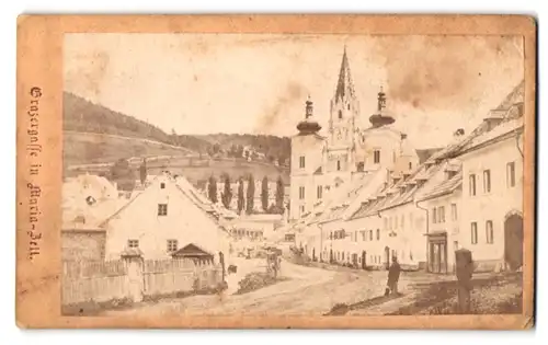 Fotografie Nikulaus Kuss, Maria-Zell, Neustädtergasse 73, Ansicht Maria-Zell, Blick in die Grazergasse mit Kirche