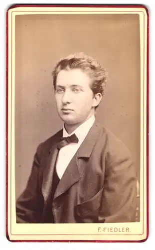 Fotografie F. Fiedler, Prag, St. Wenzels-Platz 24, Portrait hübscher Bube im eleganten Jackett