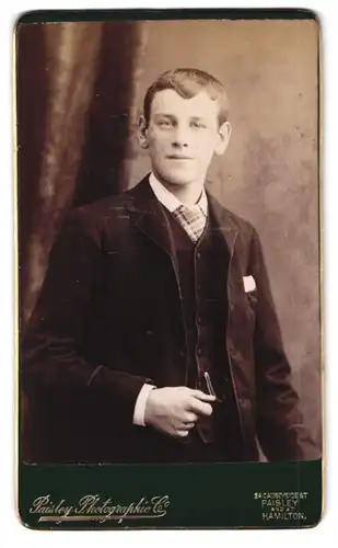 Fotografie Paisley Photographie, Paisley, 24 Causeysidest., Portrait charmant lächelnder junger Mann im Jackett