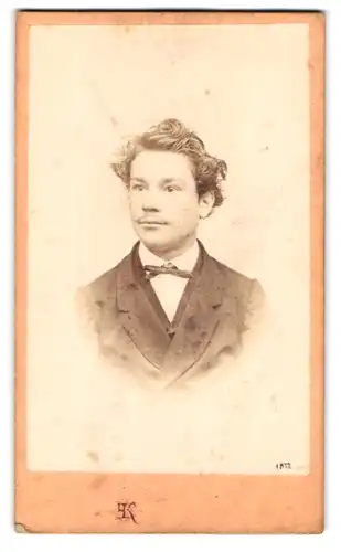 Fotografie F. Kohler, Hütteldorf, Schönbrunnerstr. 53, Portrait junger Mann mit welligem Haar im Jackett