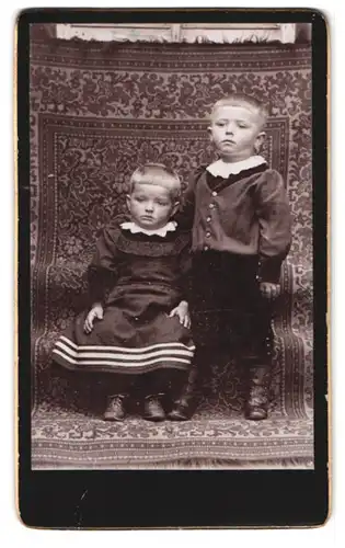 Fotografie unbekannter Fotograf und Ort, Portrait zwei bildschöne blonde Kinder in niedlicher Kleidung