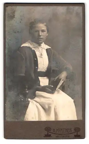 Fotografie K. Hintner, Salzburg, Hofstallgasse 3, Portrait bildschönes Mädchen mit Buch in den Händen