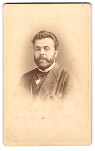 Fotografie J. Quirin, Strasbourg, 3, rue des Charpentiers, Portrait stattlicher Herr mit Vollbart