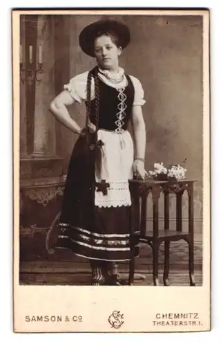 Fotografie Atelier Samson & Co., Chemnitz, Theaterstr. 1, junge Dame mit langen Zopf trägt Trachten-Kostüm zum Fasching