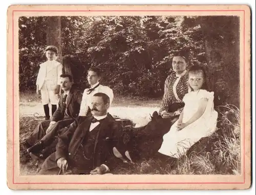 Fotografie Fotograf und Ort unbekannt, Familie in Sonntagskleidern beim Spaziergang im Park