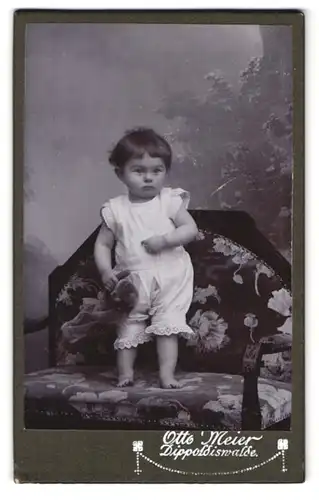 Fotografie Otto Meier, Dippoldiswalde, Portrait kleines Kind in Unterwäsche mit Teddybär in der Hand