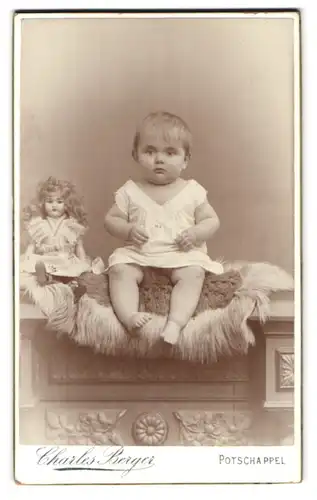 Fotografie Charles Berger, Potschappel, Dresdner-Str. 28, Portrait kleines Kind im Nachthemd mit Porzelanpuppe