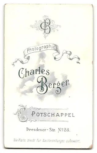 Fotografie Charles Berger, Potschappel, Dresdner-Str. 28, Portrait kleines Kind im Nachthemd mit Porzelanpuppe