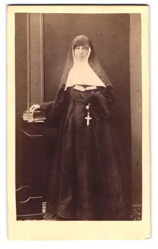 Fotografie Wilh. Mayr, Creuznach, Salinen Promenade, Portrait Nonne in Habit mit Kreuz an Kette und Bibel