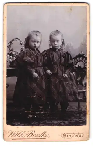 Fotografie Wilh. Beulke, Bremen, Steffensweg 24, Portrait Zwillinge Mädchen im karrierten Kleid