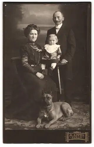 Fotografie M. Appel, Berlin, Neue Königstr. 1, Portrait Familie mit Kleinkind und Hund zu Füssen