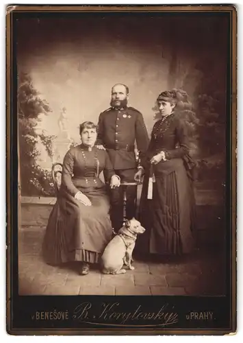 Fotografie B. Lorytovsky, Benesove, österreichischer Soldat in Uniform mit Orden und Hund zu Füssen