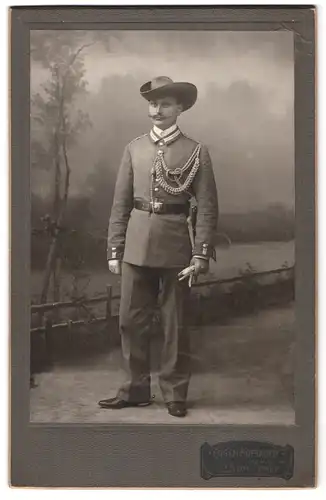Fotografie Eugen Hofbauer, Suhl / Thür., Plan 14, Portrait DSWA Kolonial Soldat in Uniform mit Schützenschnur, Bajonett
