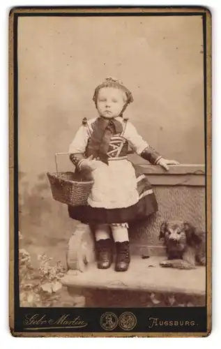Fotografie Gebr. Martin, Augsburg, Bahnhofstr., Portrait kleines Mädchen als Rotkäppchen mit Hund als Wolf