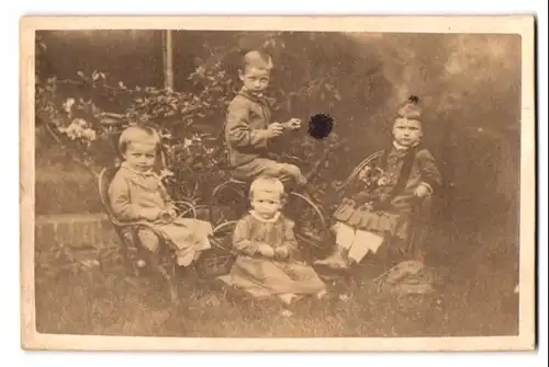Fotografie unbekannter Fotograf und Ort, Kinder im Garten mit Dreirad