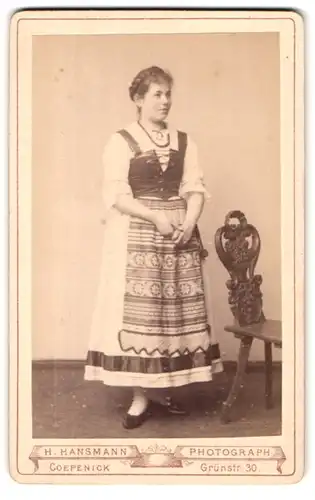 Fotografie H. Hansmann, Coepenick, Grünstr. 30, Portrait junge Dame in Stralauer Tracht posiert im Atelier