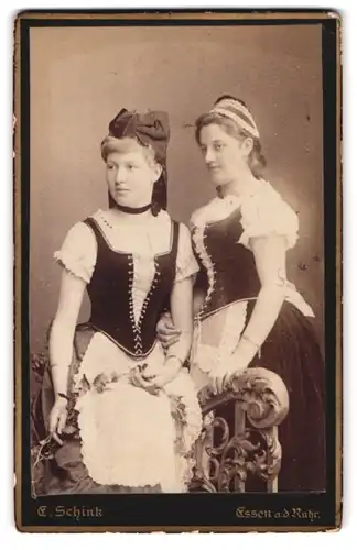 Fotografie E. Schink, Essen a. d. Ruhr, Linden-Allee 25, Portrait junge Damen als Serviermädchen mit Schürze in Uniform