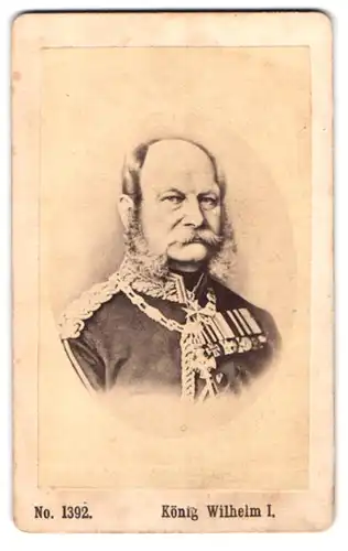 Fotografie unbekannter Fotograf und Ort, Portrait König Wilhelm I. in Uniform mit Ordenspange und Schützenschnur